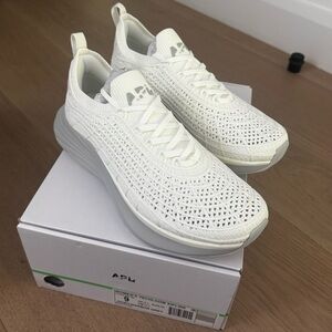 NWT APL Zipline ivory/harbor grey size 9 women’s